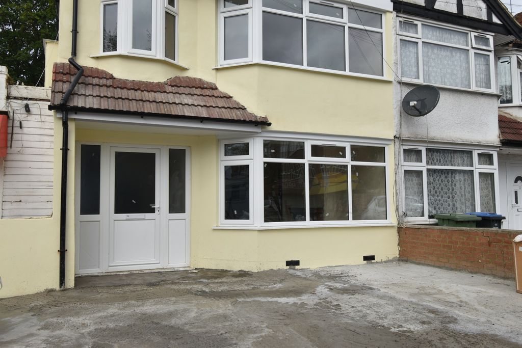 Property photo 1 of 14 For Rent: 3-Bedroom Family Home With Garden In Lyon Park Avenue, Wembley