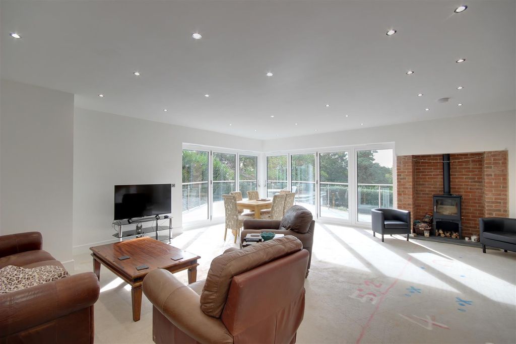 Property photo 2 of 19 Living Kitchen