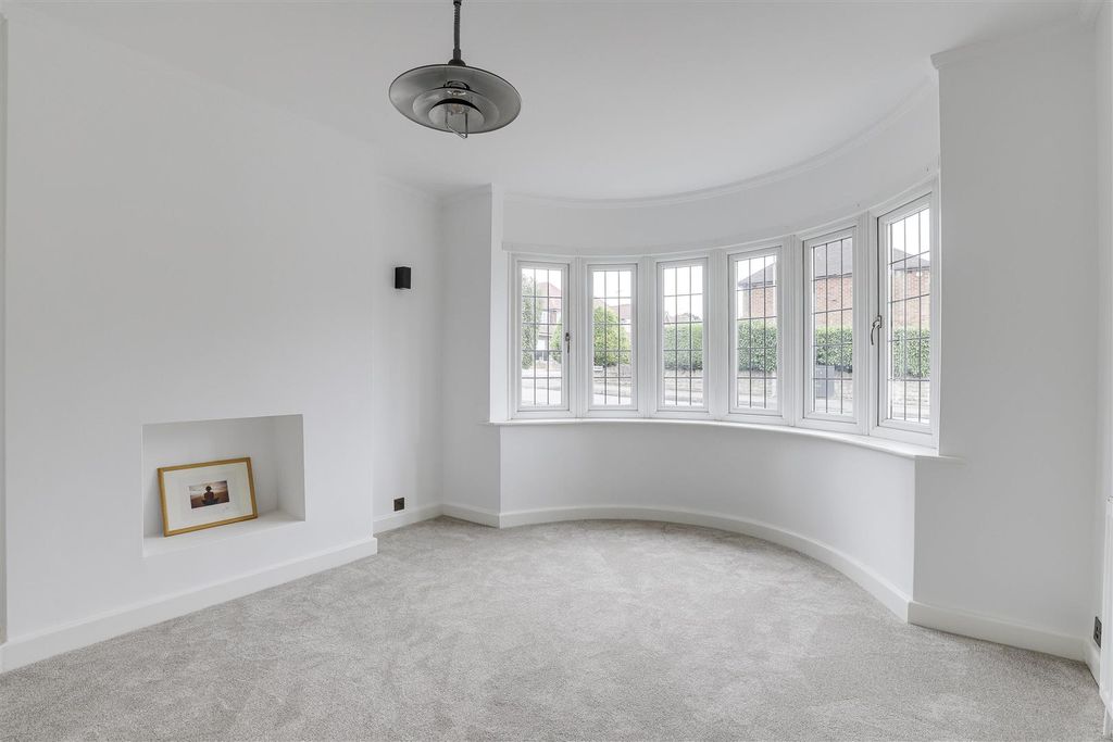 Property photo 3 of 34 9379.Jpg