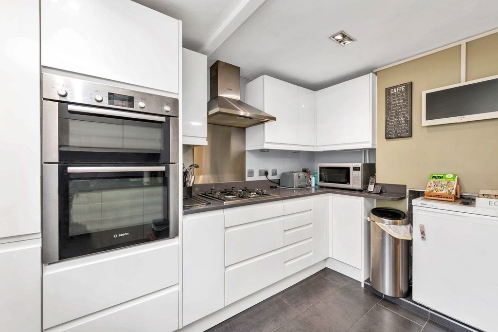 Property photo 2 of 25