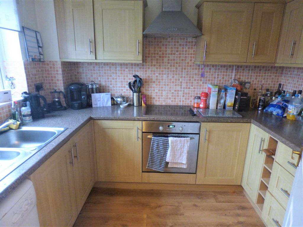 Property photo 2 of 11 Kitchen
