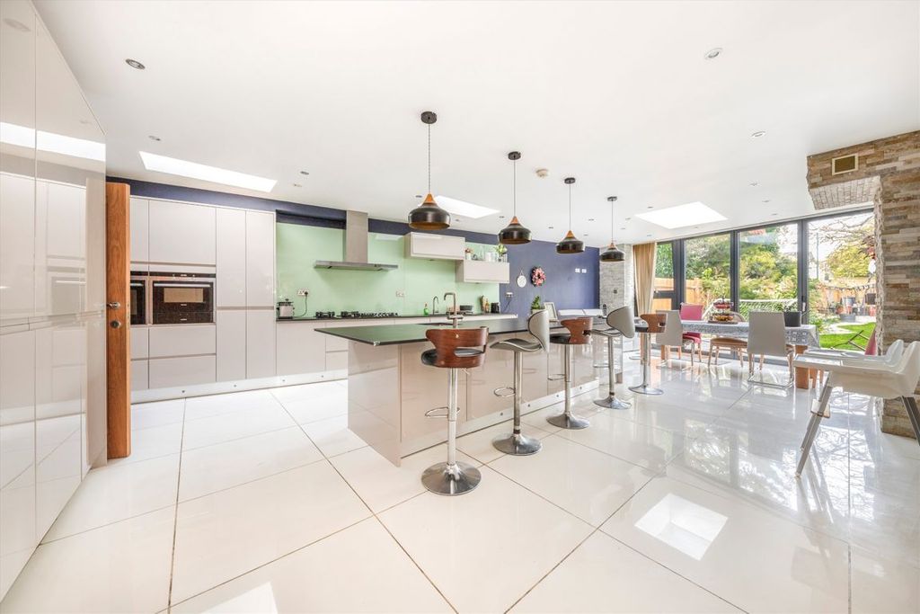 Property photo 3 of 8