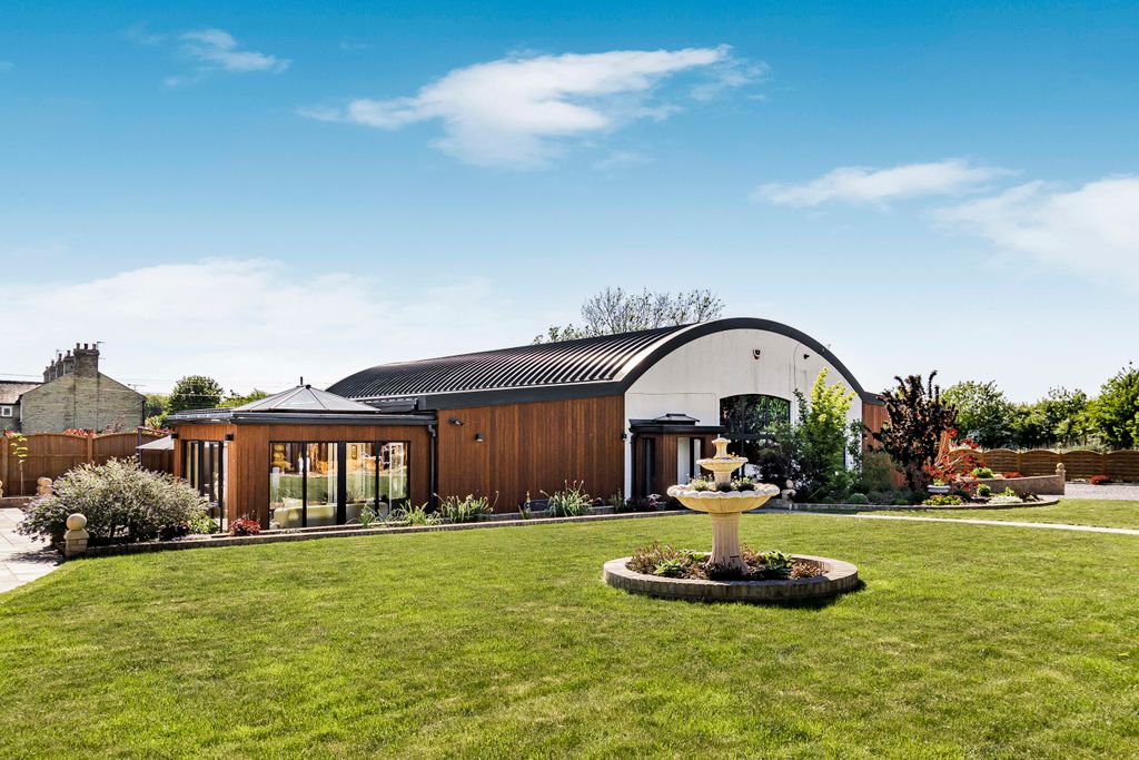 Property photo 1 of 53 4652820