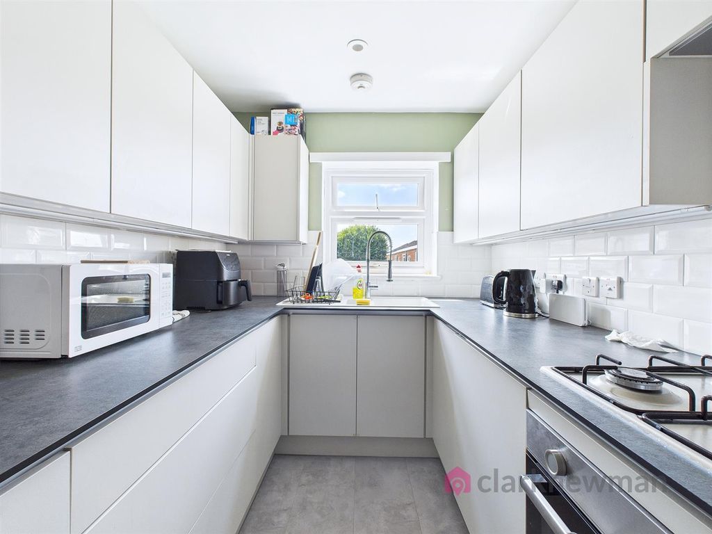 Property photo 2 of 7 Kitchen