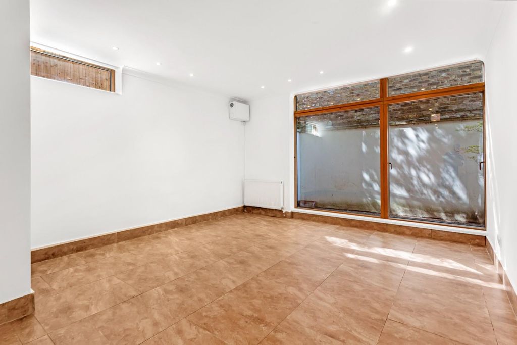 Property photo 3 of 17 Reception