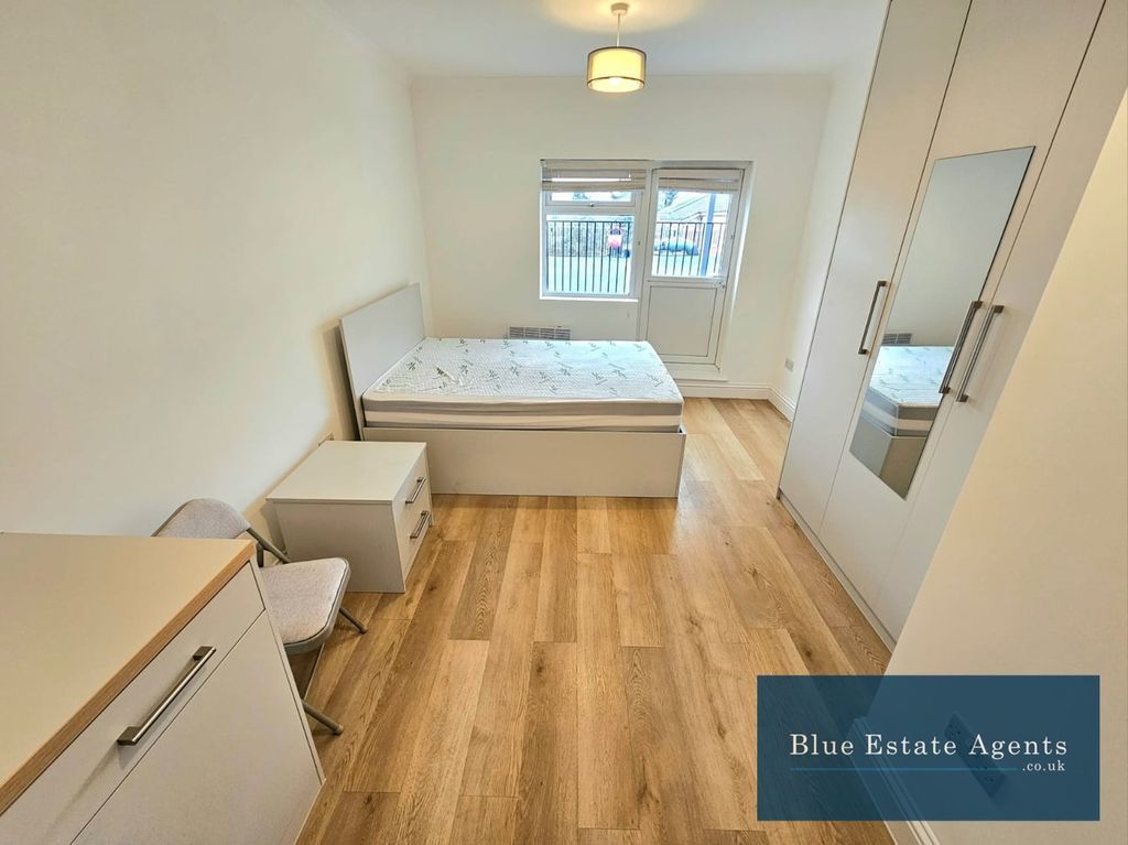 Property photo 1 of 5 Double Bedroom