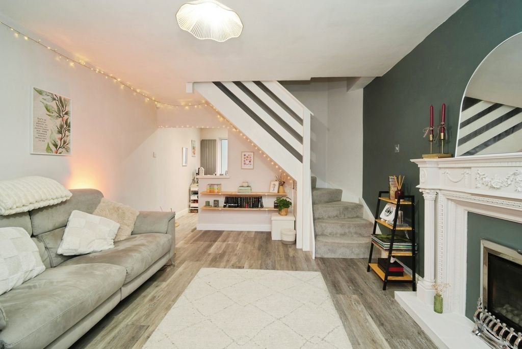 Property photo 3 of 19 Lounge