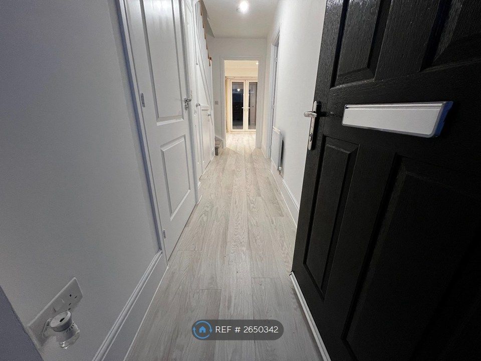 Property photo 2 of 15 Hallway