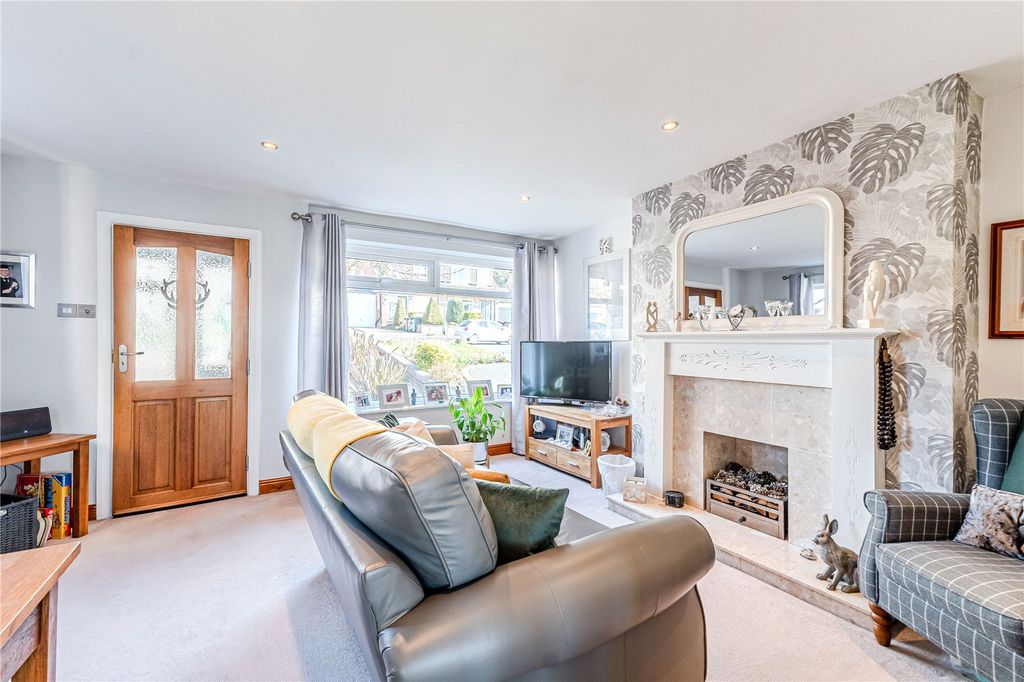 Property photo 3 of 16 Lounge