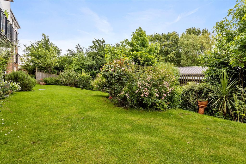 Property photo 3 of 24 Tythe Court- Communal Gardens.Jpg