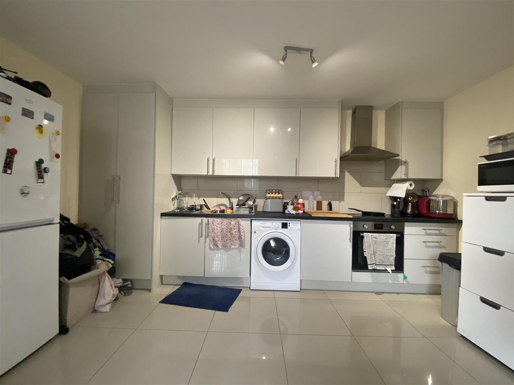 Property photo 2 of 7 Kitchen