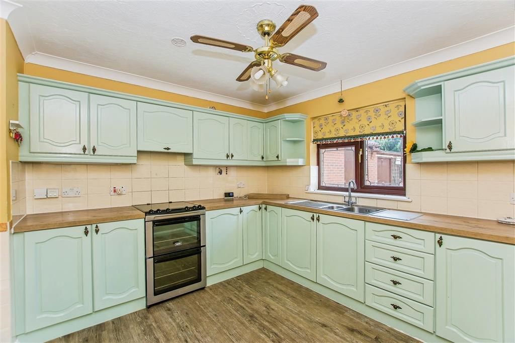 Property photo 2 of 10 Kitchen