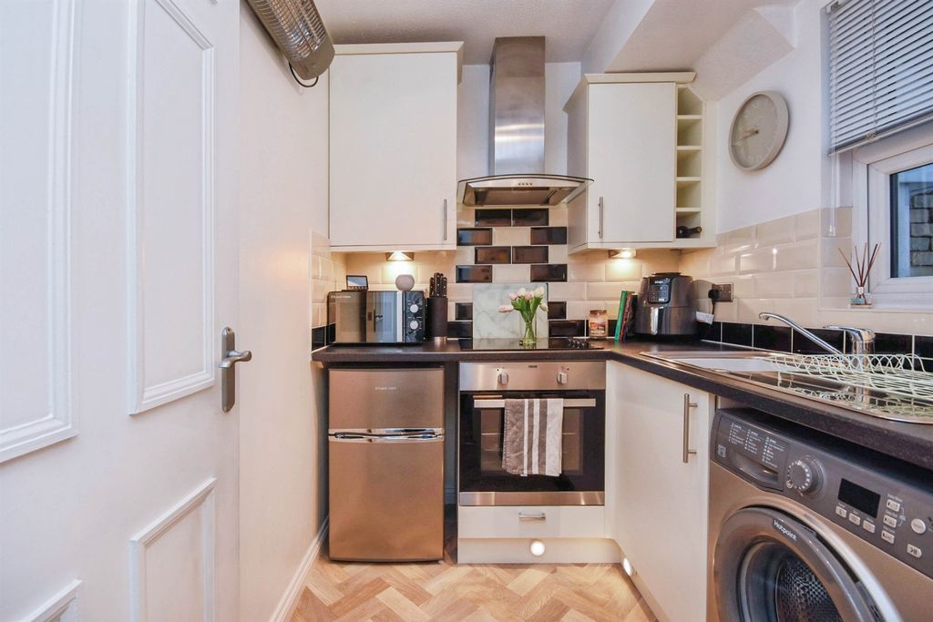 Property photo 3 of 9 Kitchen