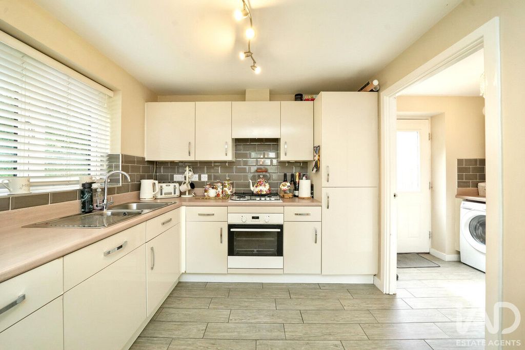 Property photo 3 of 39