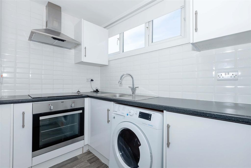 Property photo 3 of 6 Warwick Rd_3.Jpg