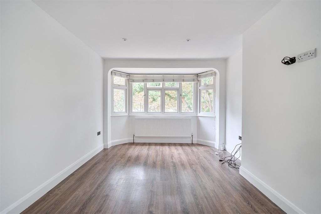 Property photo 3 of 9 1 Greenways Lounge.Jpg
