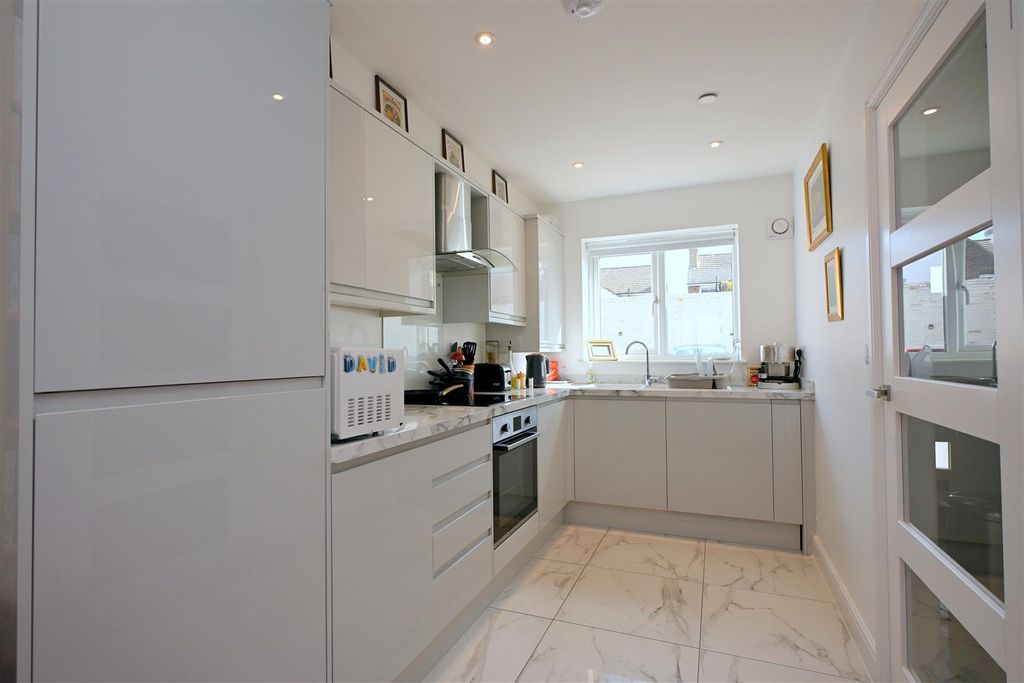 Property photo 3 of 14 Fitted Kitchen