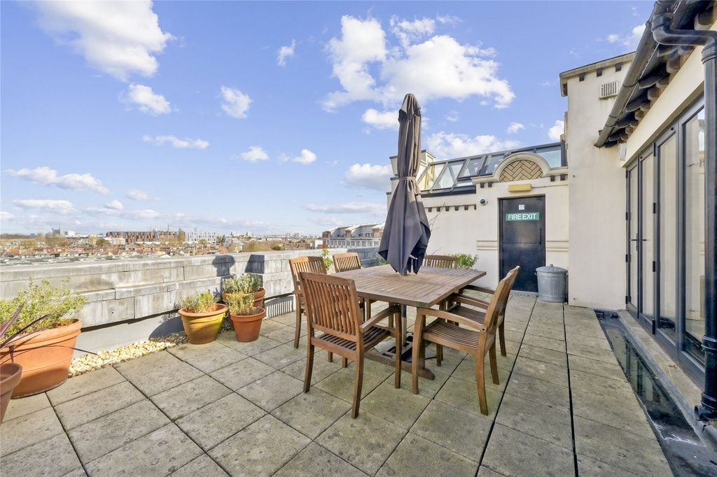 Property photo 3 of 16 Terrace