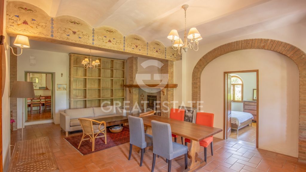 Property photo 2 of 32 Interiors