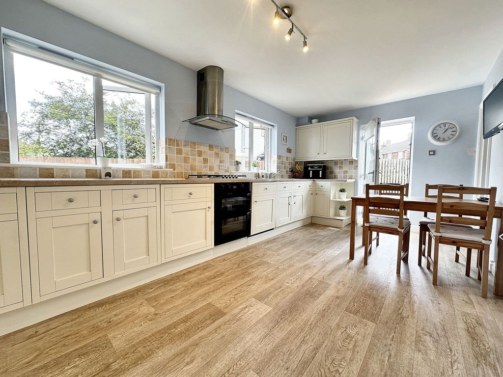 Property photo 3 of 21 Dining Kitchen