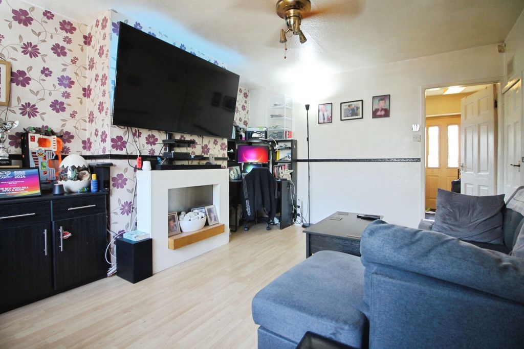 Property photo 3 of 11 Living Room
