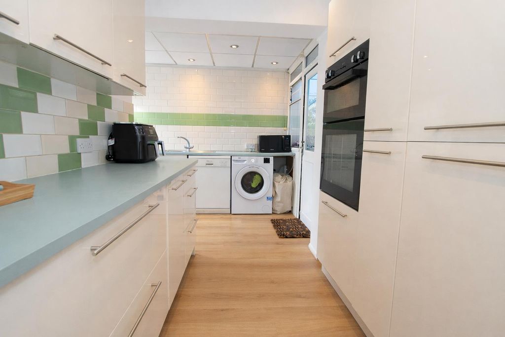 Property photo 3 of 19 Kit.Jpg