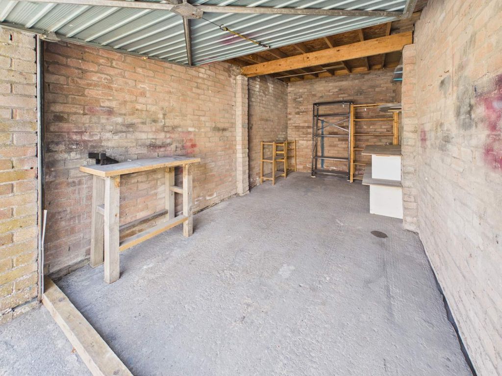 Property photo 3 of 4 Garage