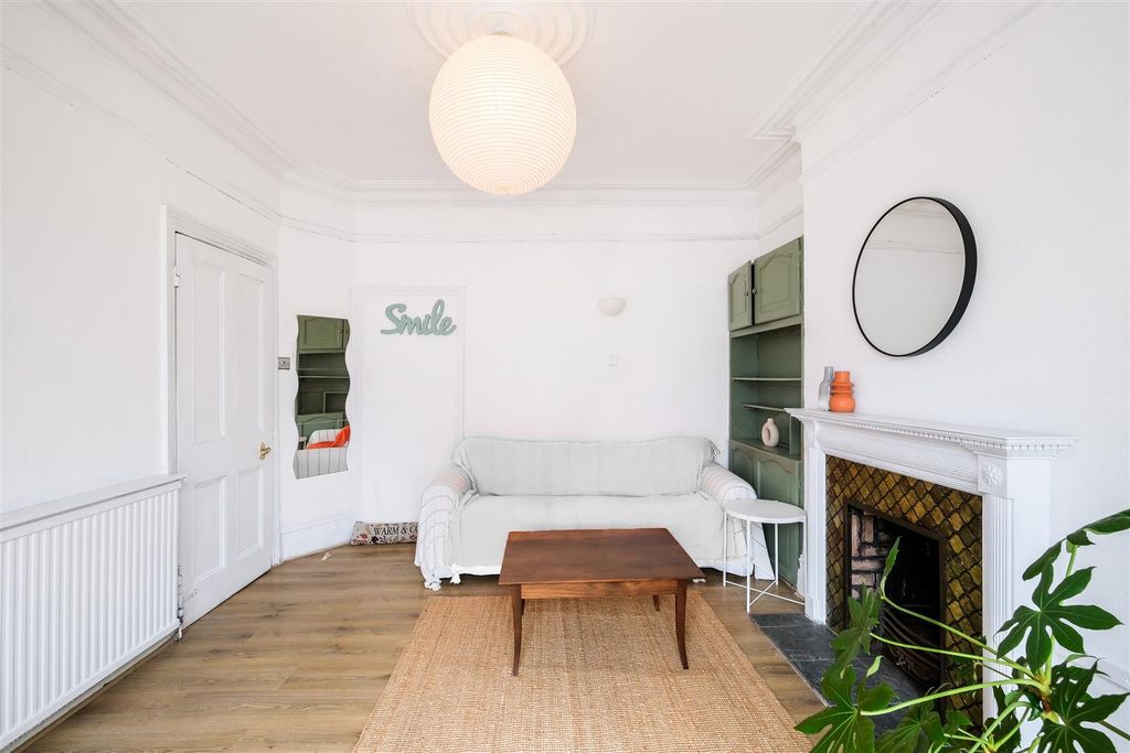 Property photo 3 of 25 32 Chigwell Road-20.Jpg