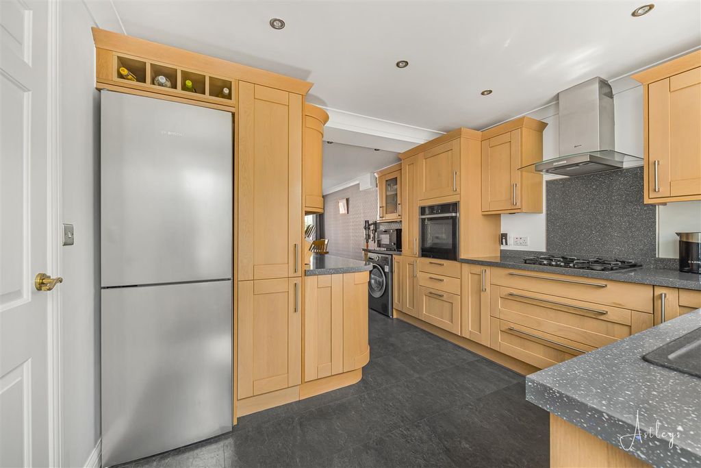 Property photo 3 of 32 Kitchen/Breakfast Room