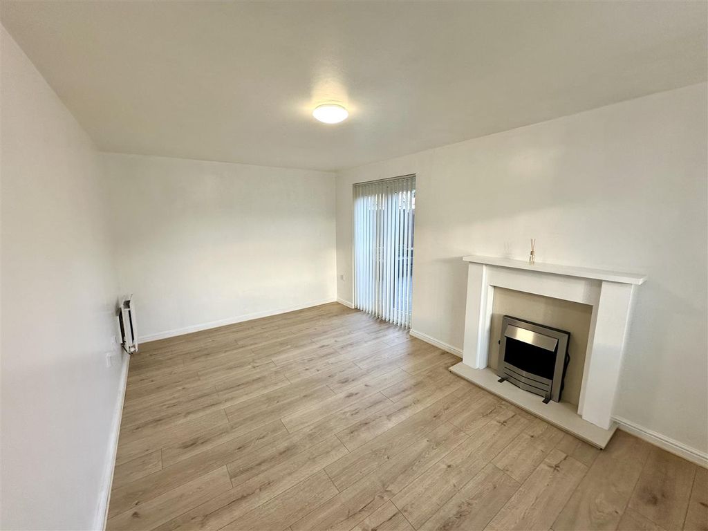 Property photo 3 of 18 Living Room