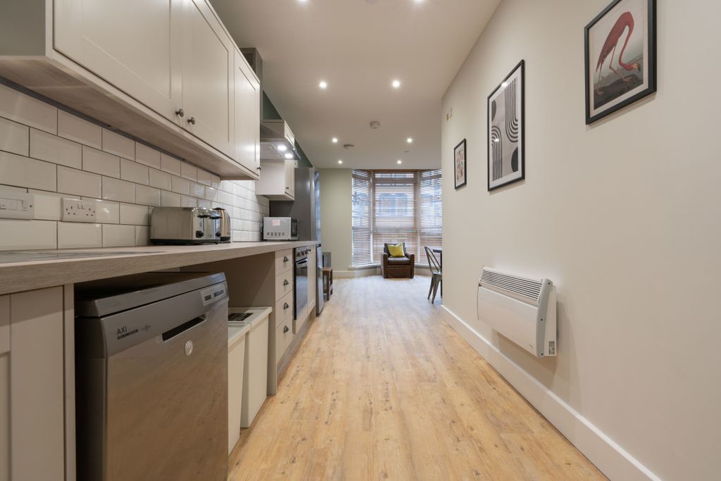 Property photo 2 of 14 Flat 1, 126 Walter Road Kitchen 1