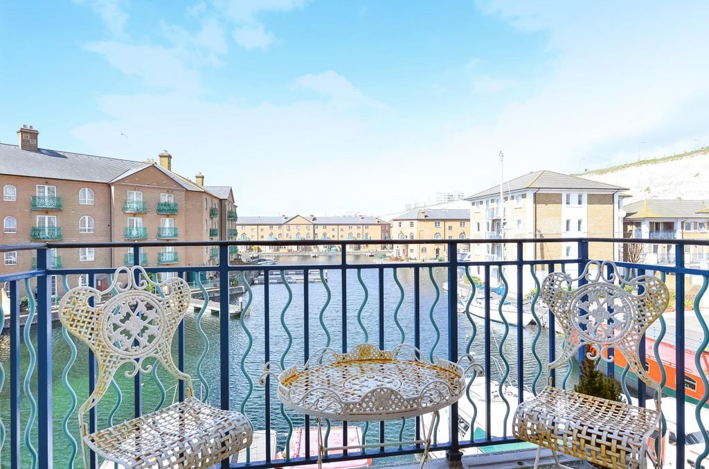 Property photo 1 of 11 Balcony