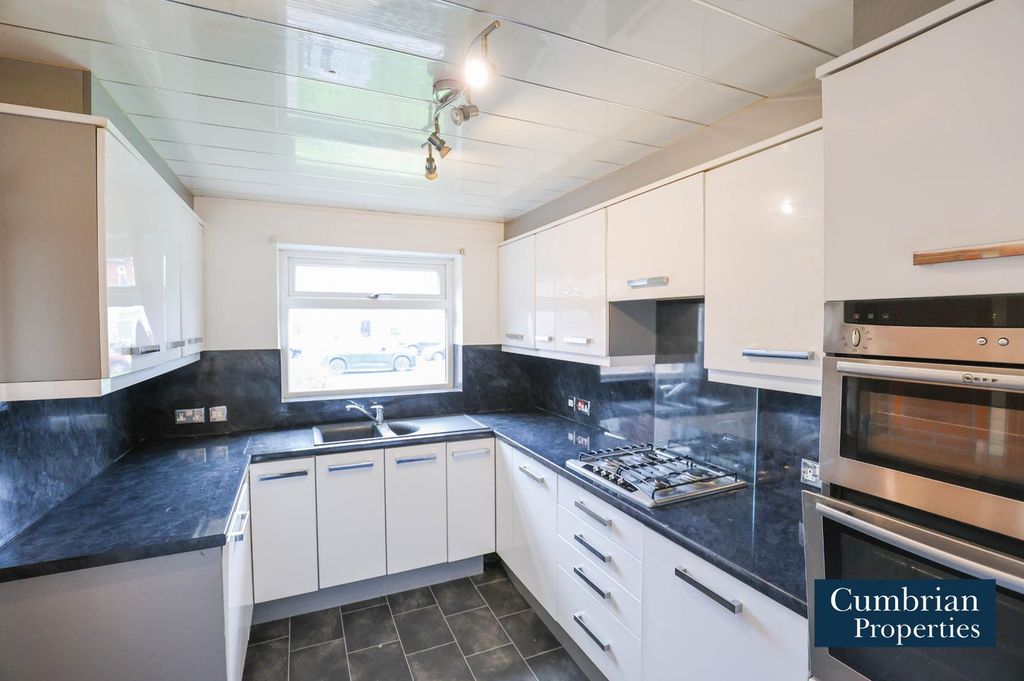 Property photo 2 of 17 Kitchen