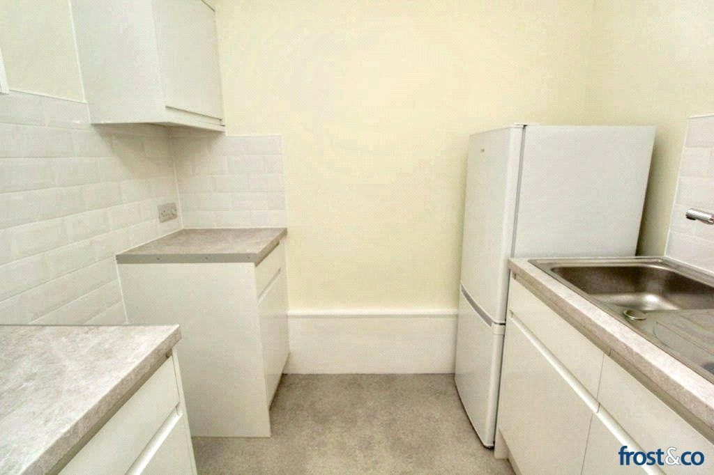 Property photo 3 of 11 Kitchen