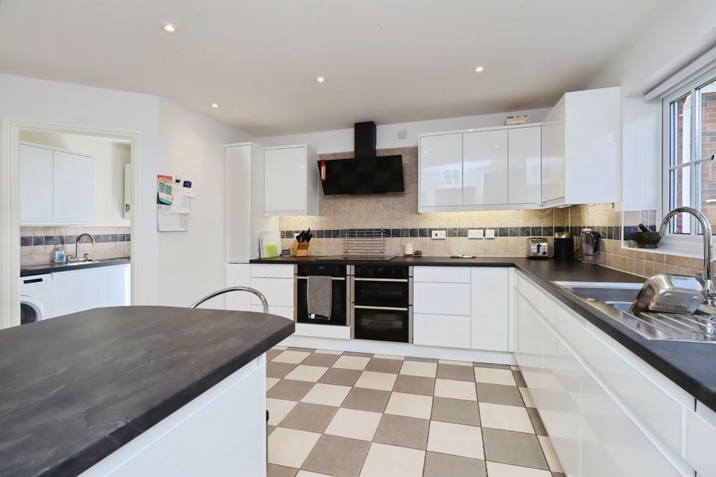 Property photo 3 of 24 Breakfast Kitchen
