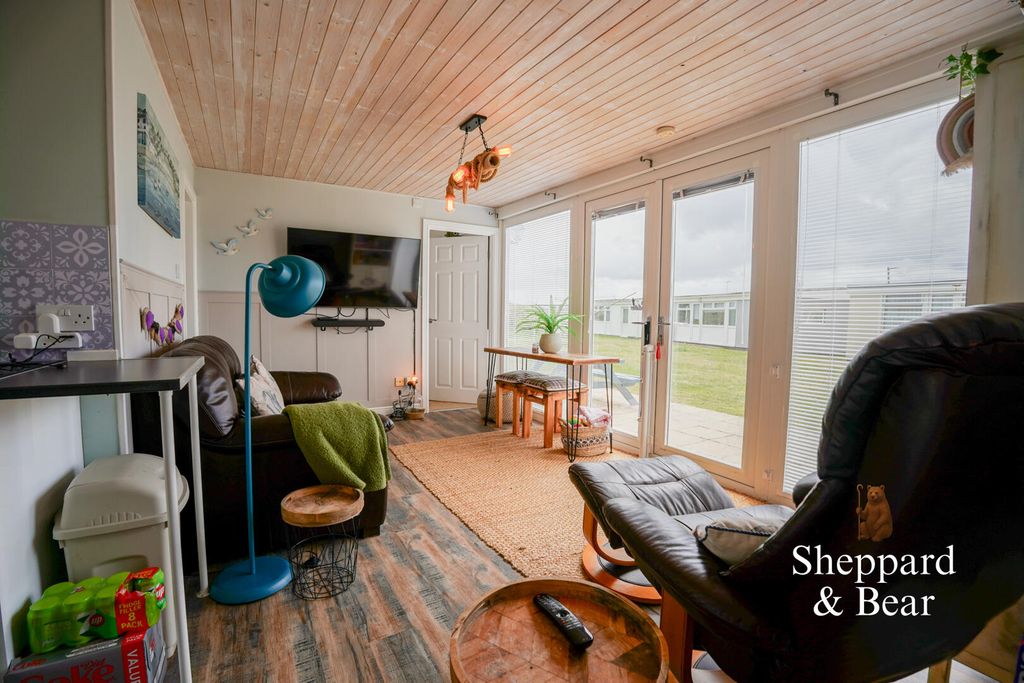 Property photo 3 of 32 Conservatory