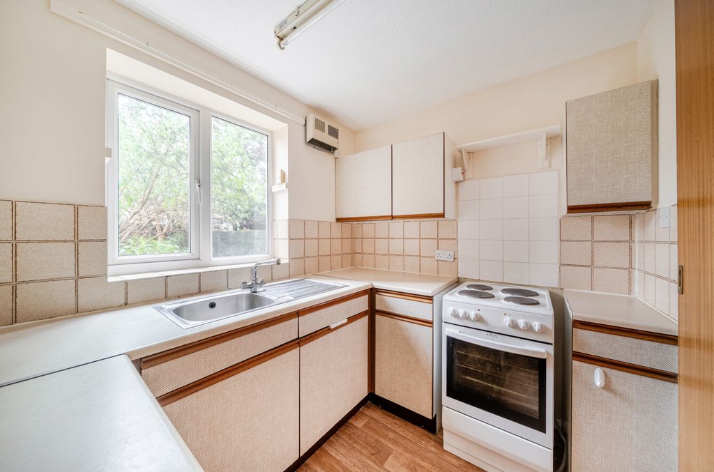 Property photo 3 of 13 1383681-13-693804...