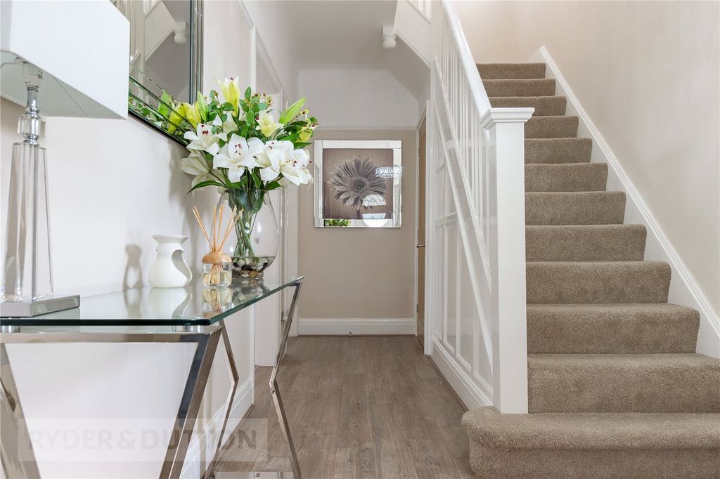 Property photo 2 of 20 Entrance Hall