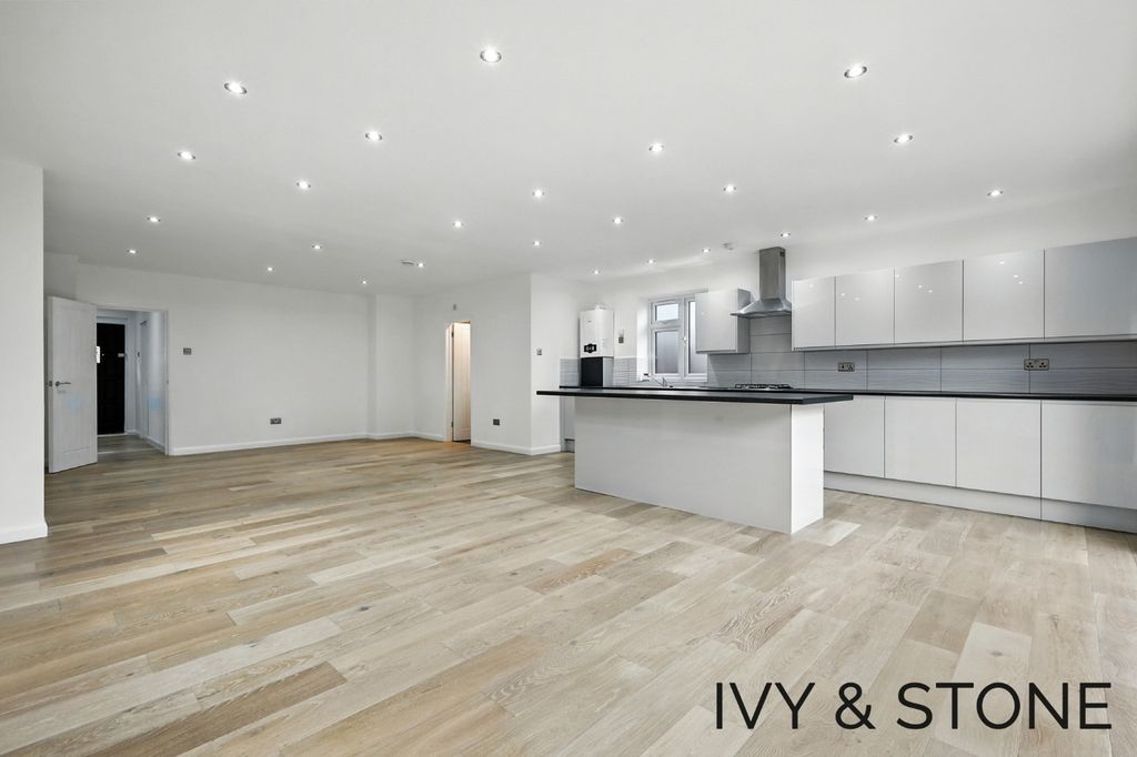 Property photo 2 of 25 4226401