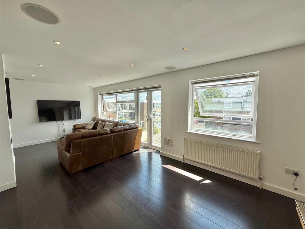 Property photo 1 of 10 Lounge.Jpg