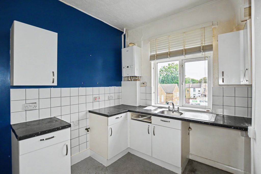 Property photo 3 of 17 Flat A, 40 Elmdene Road, Woolwich, London, Se18 6Ub