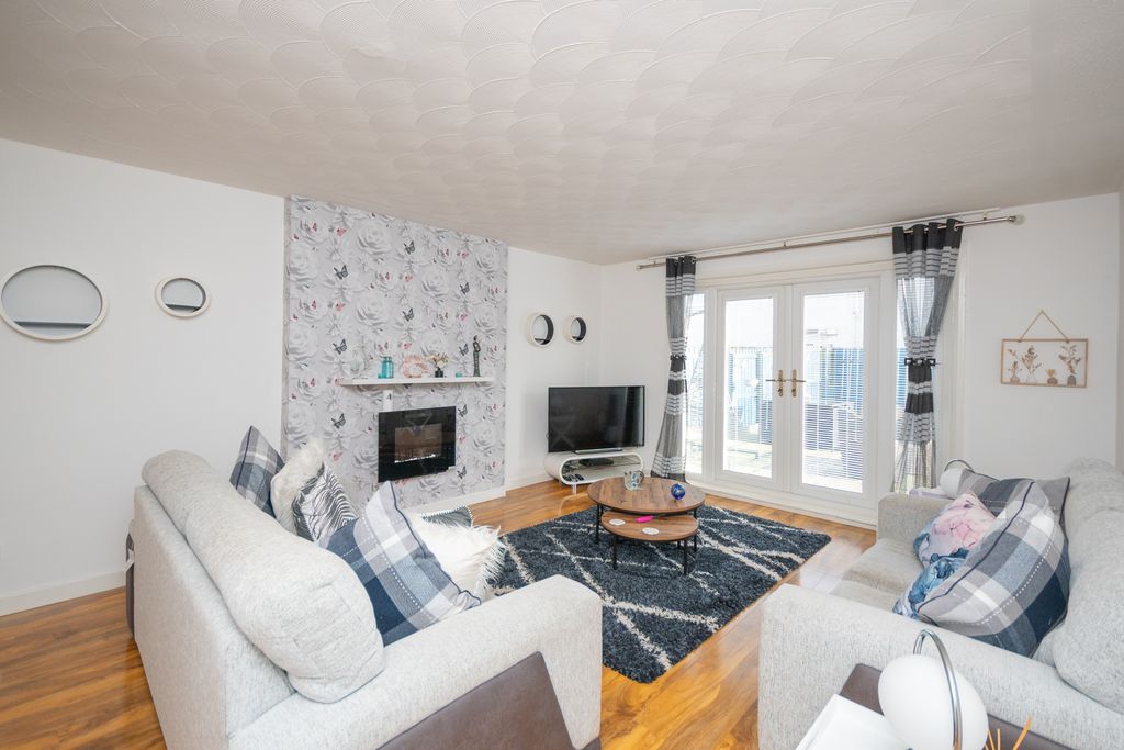 Property photo 2 of 15 Lounge