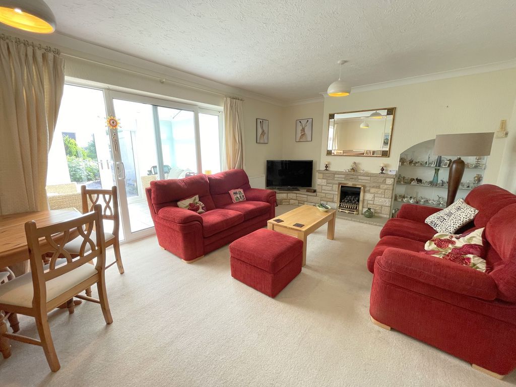 Property photo 3 of 16 Heath Road