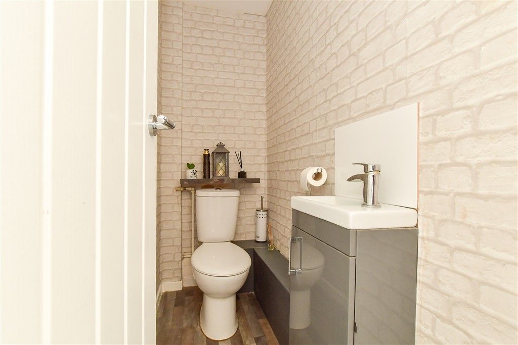 Property photo 3 of 10 Cloakroom
