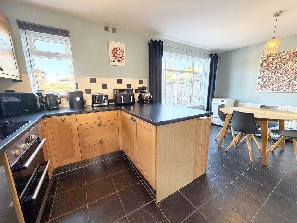 Property photo 3 of 16 Kitchen Diner