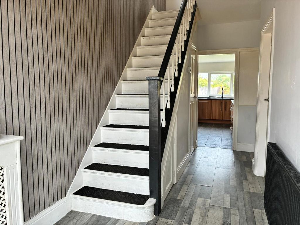 Property photo 2 of 18 Hallway