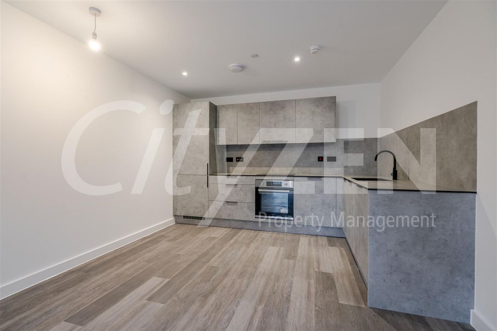 Property photo 3 of 19 Kitchen