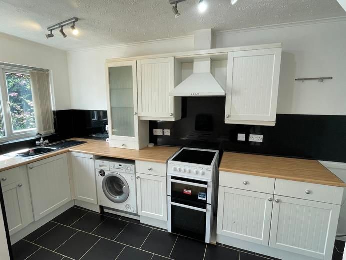 Property photo 3 of 8 Kitchen