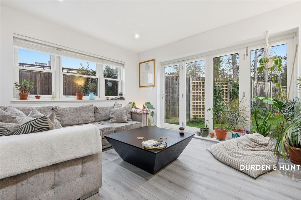 Property photo 2 of 25 Copthall Green