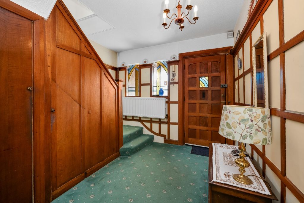 Property photo 2 of 16 Entrance Hall